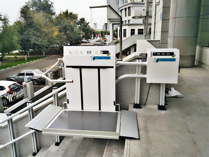 濰坊斜掛輪椅升降平臺安裝完畢