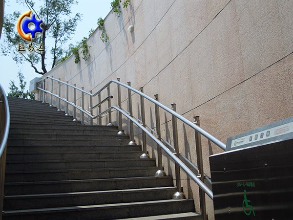 彎軌斜掛式輪椅升降平臺